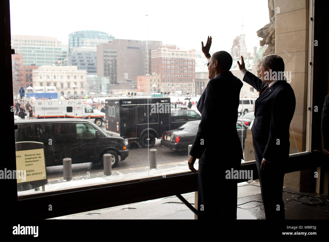 Il presidente Barack Obama e il Primo Ministro canadese Stephen Harper wave a seguito di un arrivo celebrazione sulla Collina del Parlamento di Ottawa in Canada 2/19/09, durante il presidente del primo ufficiale di viaggio all'estero. .Official White House Photo by Pete Souza Foto Stock