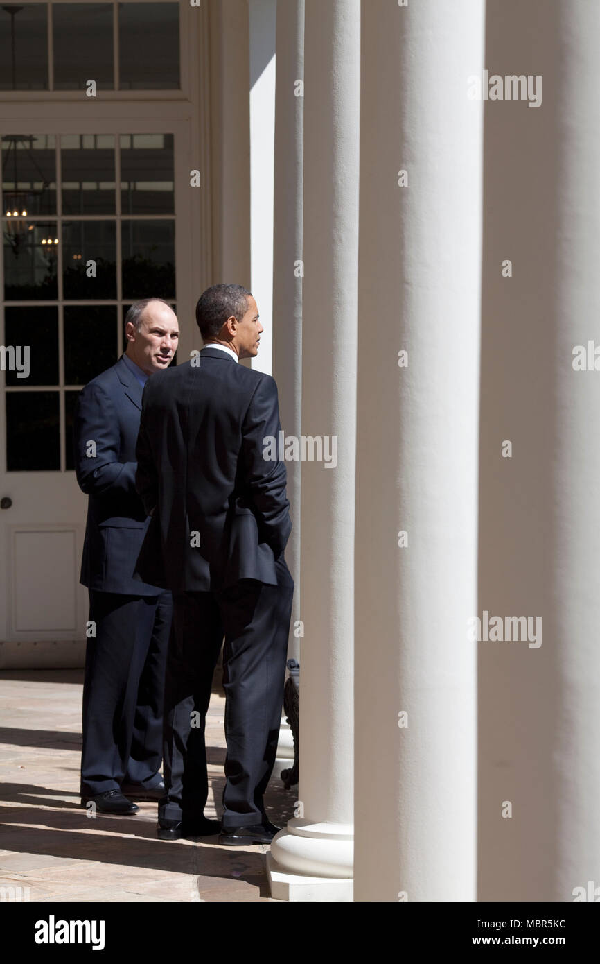 In piedi sul colonnato con Phil Schiliro, assistente del presidente per gli affari legislativi, prima di suolo pubblico bill cerimonia di firma nella sala rossa 3/30/09. Gazzetta White House Photo by Pete Souza Foto Stock