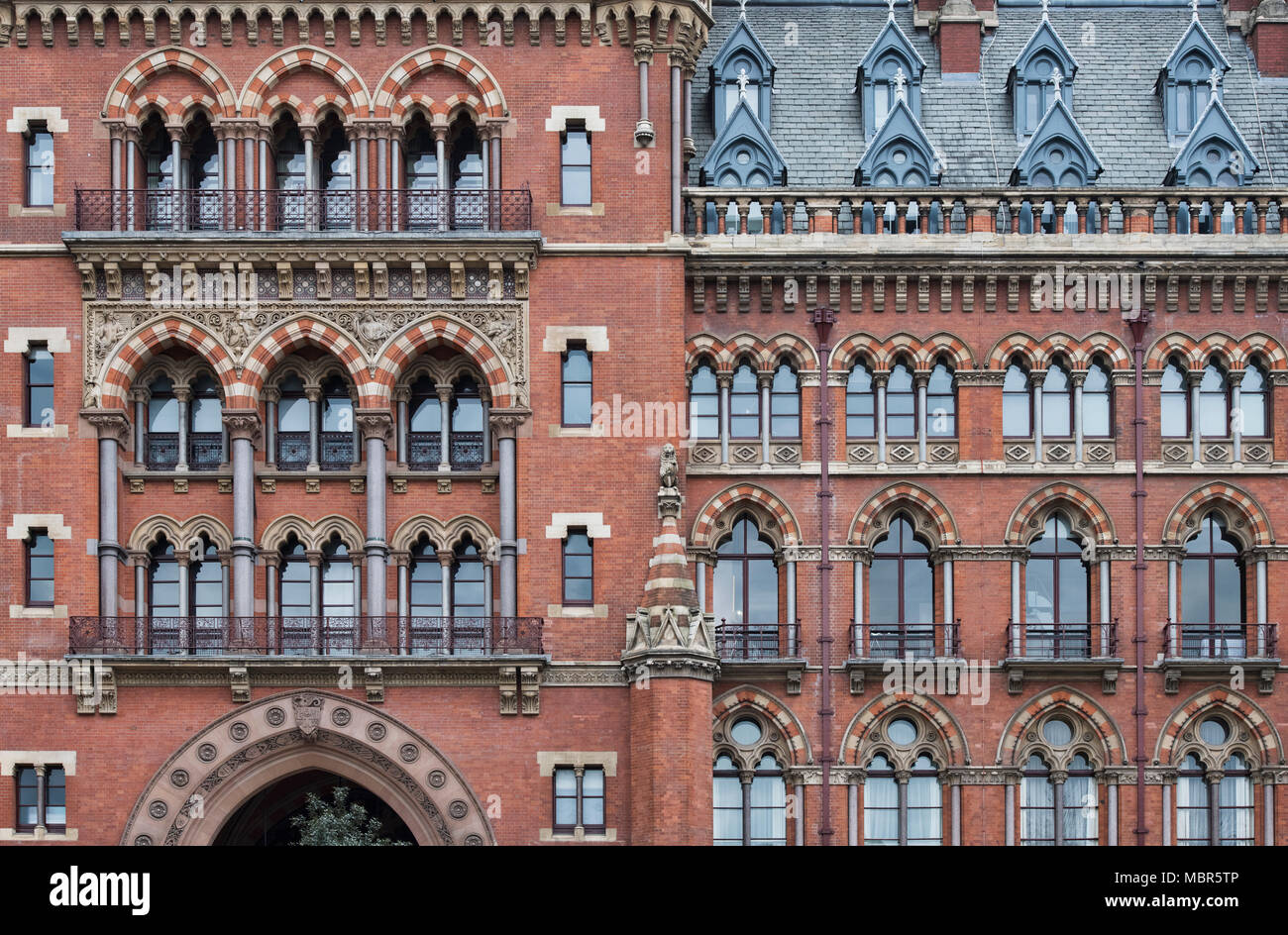 San Pancrazio stazione ferroviaria e St. Pancras Renaissance London Hotel occupa un edificio di architettura. Londra. Regno Unito Foto Stock