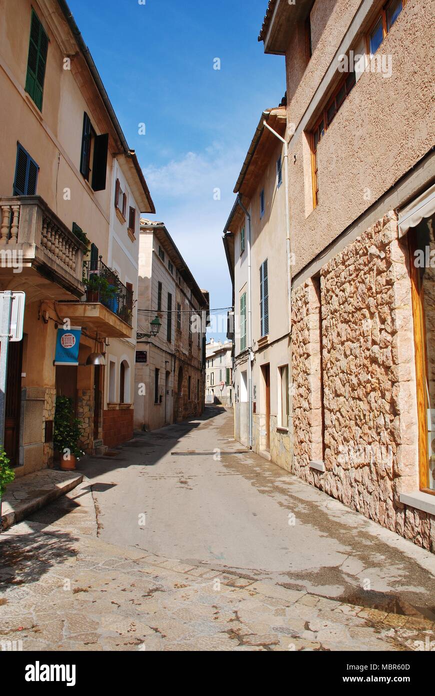 Una stretta strada ombreggiata nella città vecchia di Pollensa sull'isola spagnola di Maiorca il 4 settembre 2017. La città è una popolare destinazione turistica. Foto Stock