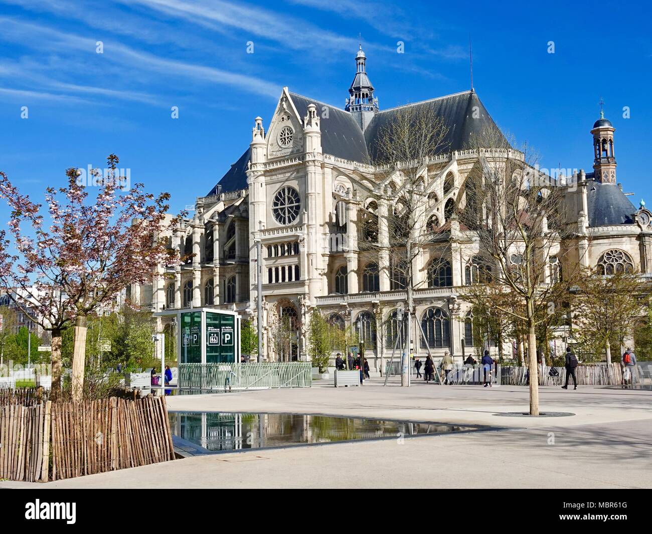 La gente camminare di fronte alla chiesa di Saint-Eustache, situato di fronte al parco Nelson Mandela, accanto a Les Halles nel 1 ° arrondissement. Parigi, Francia. Foto Stock