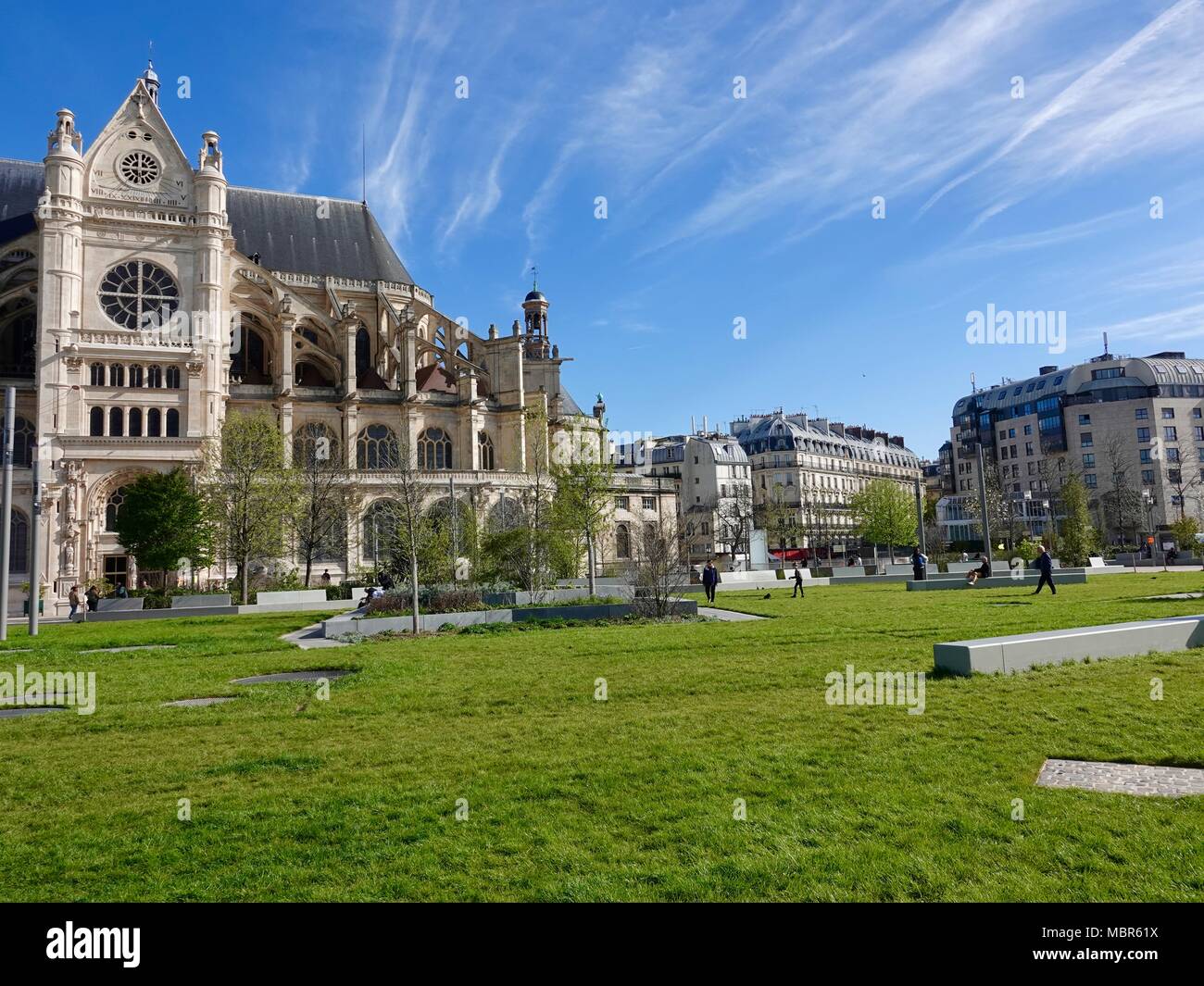 La gente camminare di fronte alla chiesa di Saint-Eustache, situato di fronte al parco Nelson Mandela, accanto a Les Halles nel 1 ° arrondissement. Parigi, Francia. Foto Stock