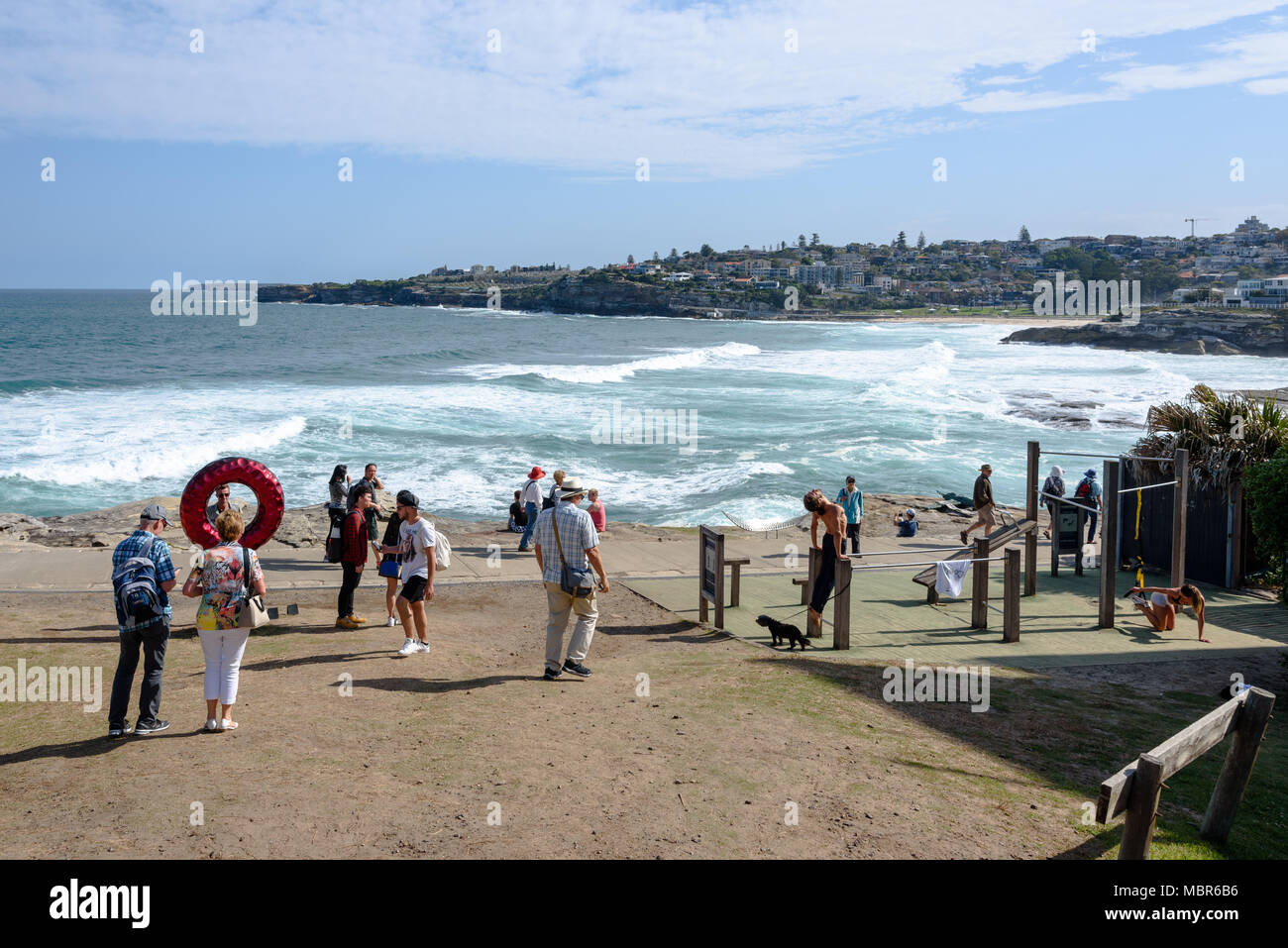 Le persone che visualizzano le opere d'arte presso la scultura di mare mostra a Sydney Foto Stock