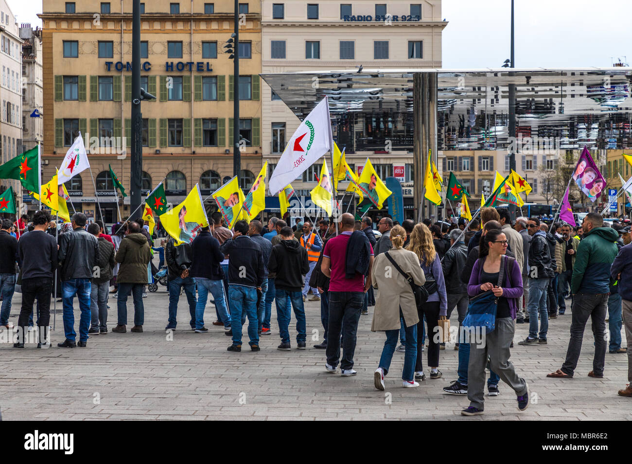 Marseille, Francia - 4/7/2018: Foto di manifestanti nel vecchio porto di Marsielle riuniti presso la tettoia con mirroring per protestare per il rilascio di Abdu Foto Stock