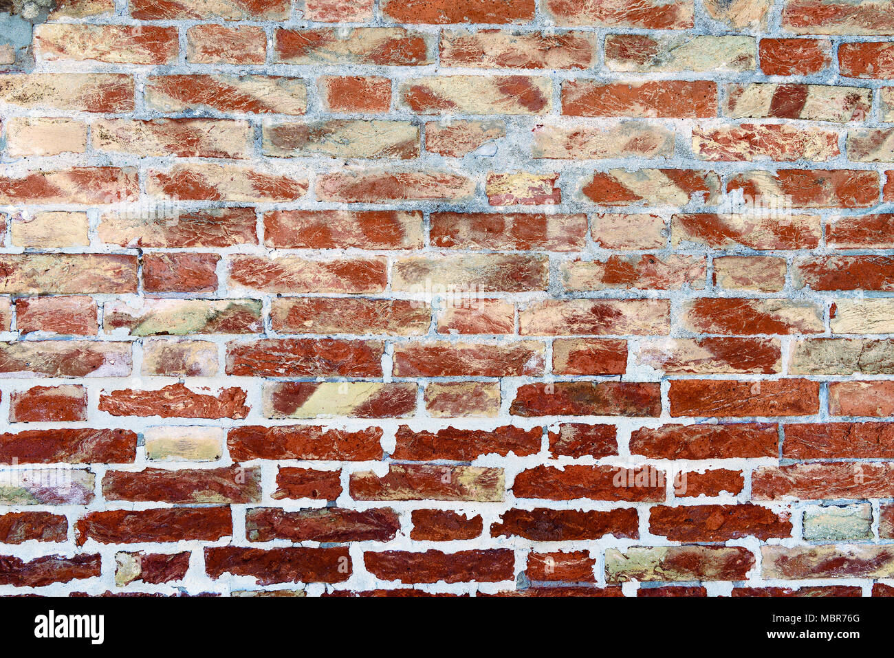 Sfondo di weathered red muro di mattoni e grigio bianco mortaio, colori vibranti Foto Stock