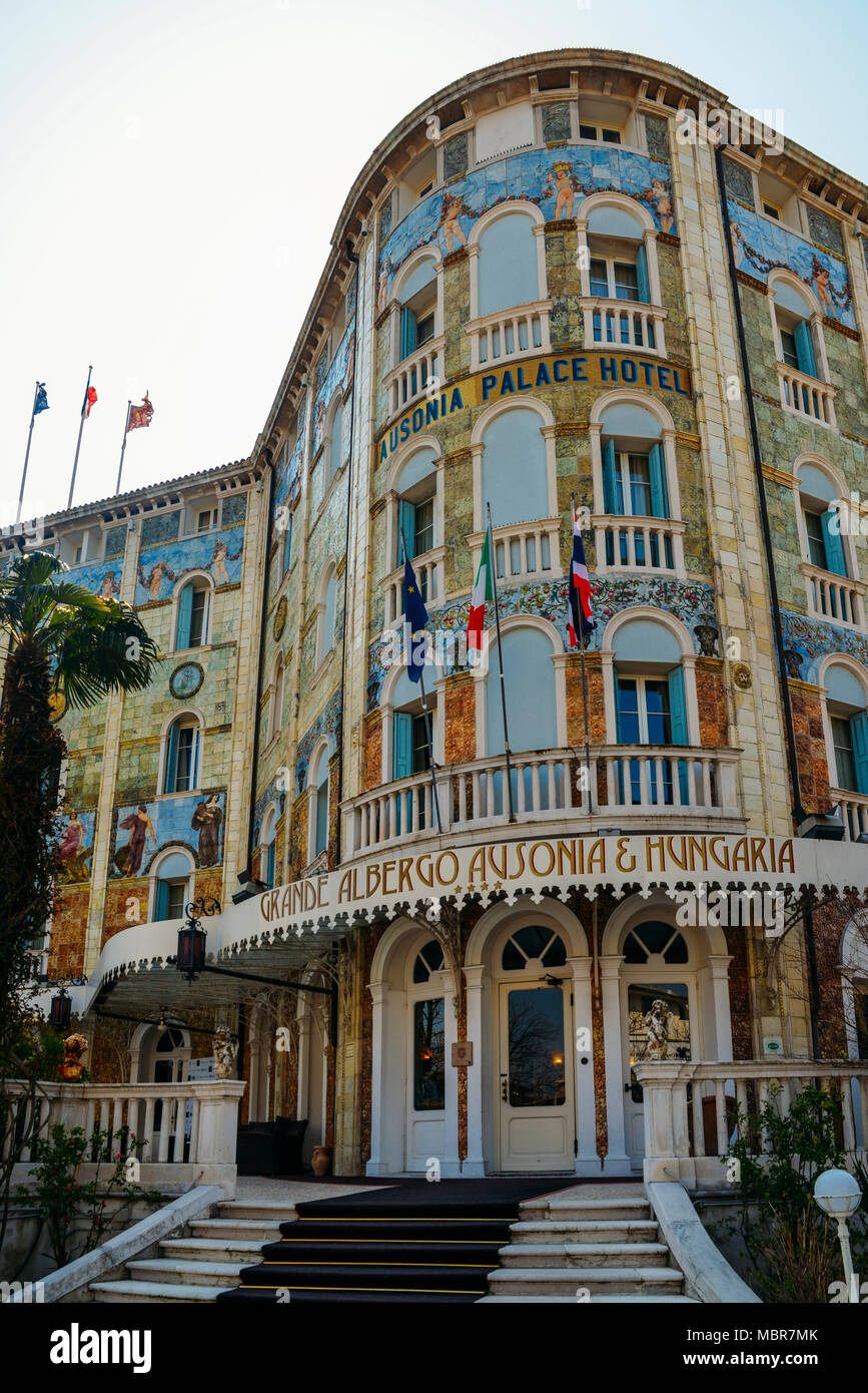 Hotel Hungaria Palace Ausonia con il suo altamente decorativo esterno nel cuore dell'isola del Lido Foto Stock