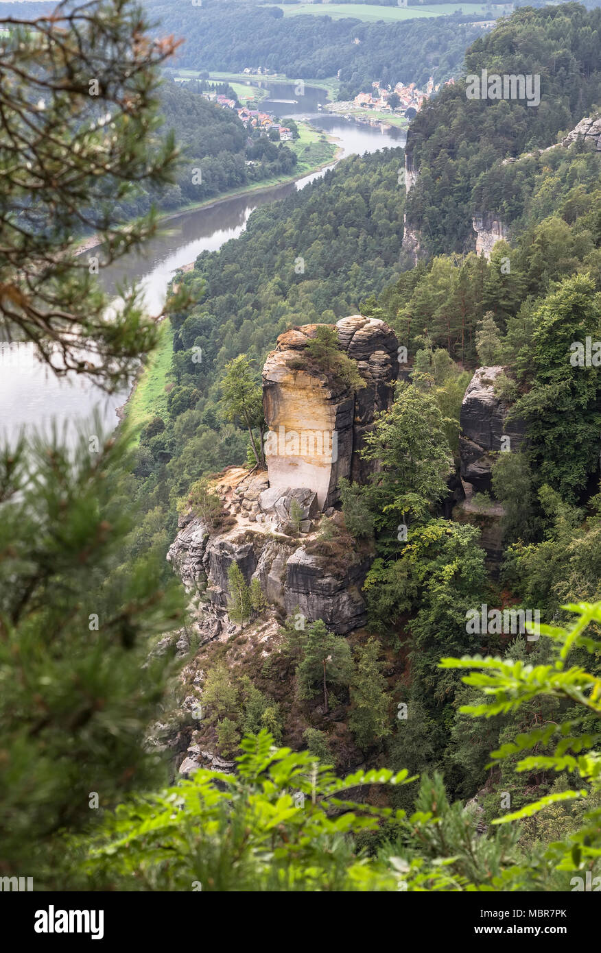 Punto di riferimento nazionale di Germania - Bastei - scogliera di sabbia sullo sfondo della valle del fiume Elba nella Svizzera sassone Foto Stock