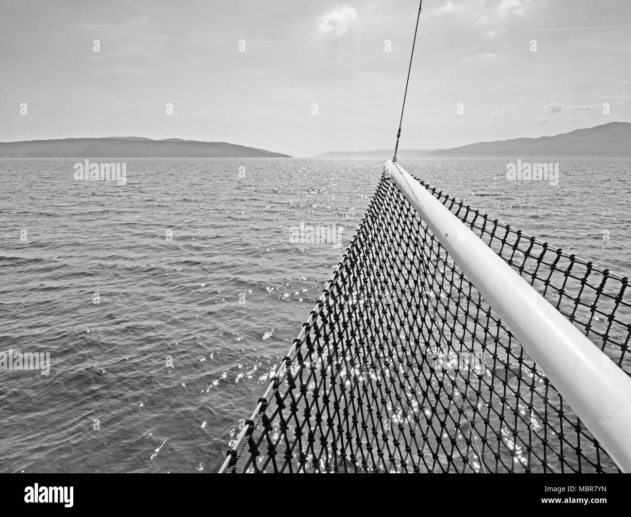 Immagine monocromatica di isole croate nel Mare Adriatico con una nave di prua in primo piano Foto Stock