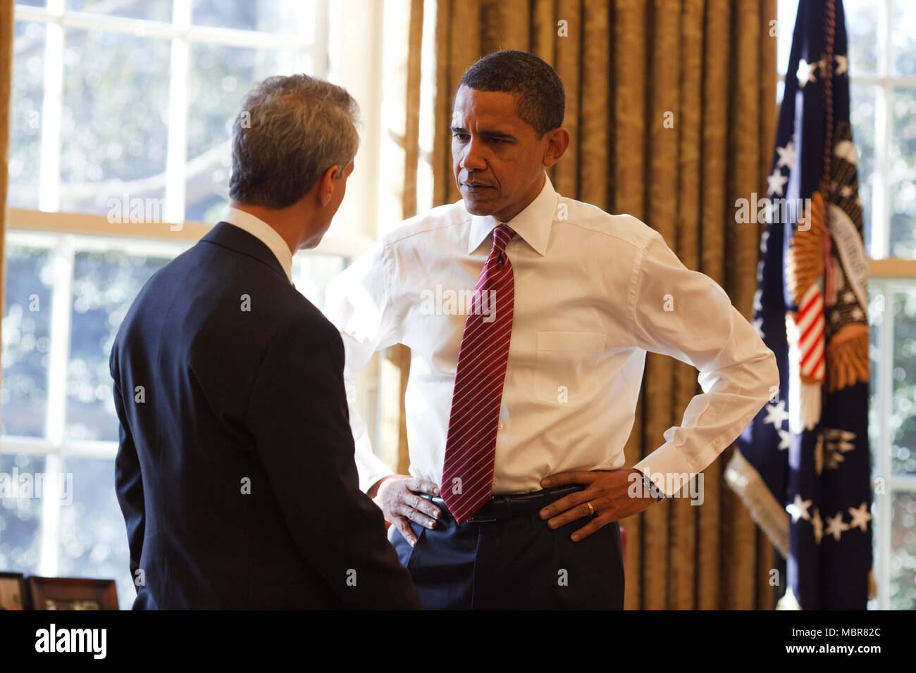 Il presidente Barack Obama con il capo del personale Rahm Emanuel all Ufficio Ovale 2/5/09. Gazzetta White House Photo by Pete Souza Foto Stock