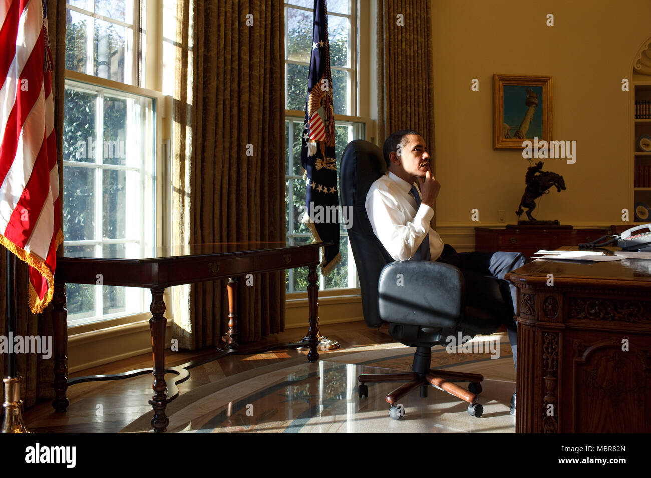 Il presidente Barack Obama nell'ufficio ovale sul suo primo giorno in ufficio - 1/21/09. Gazzetta White House Photo by Pete Souza Foto Stock