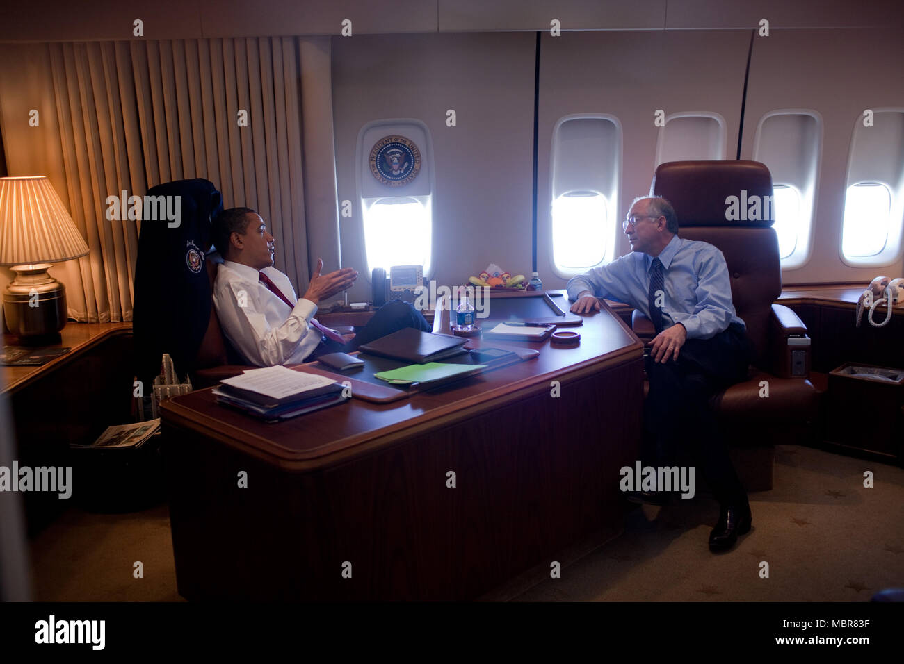 Il presidente Barack Obama incontra con il Segretario degli Interni Ken Salazar a bordo di Air Force One durante un volo a Denver, Colorado 2/17/09. .Official White House Photo by Pete Souza . Foto Stock