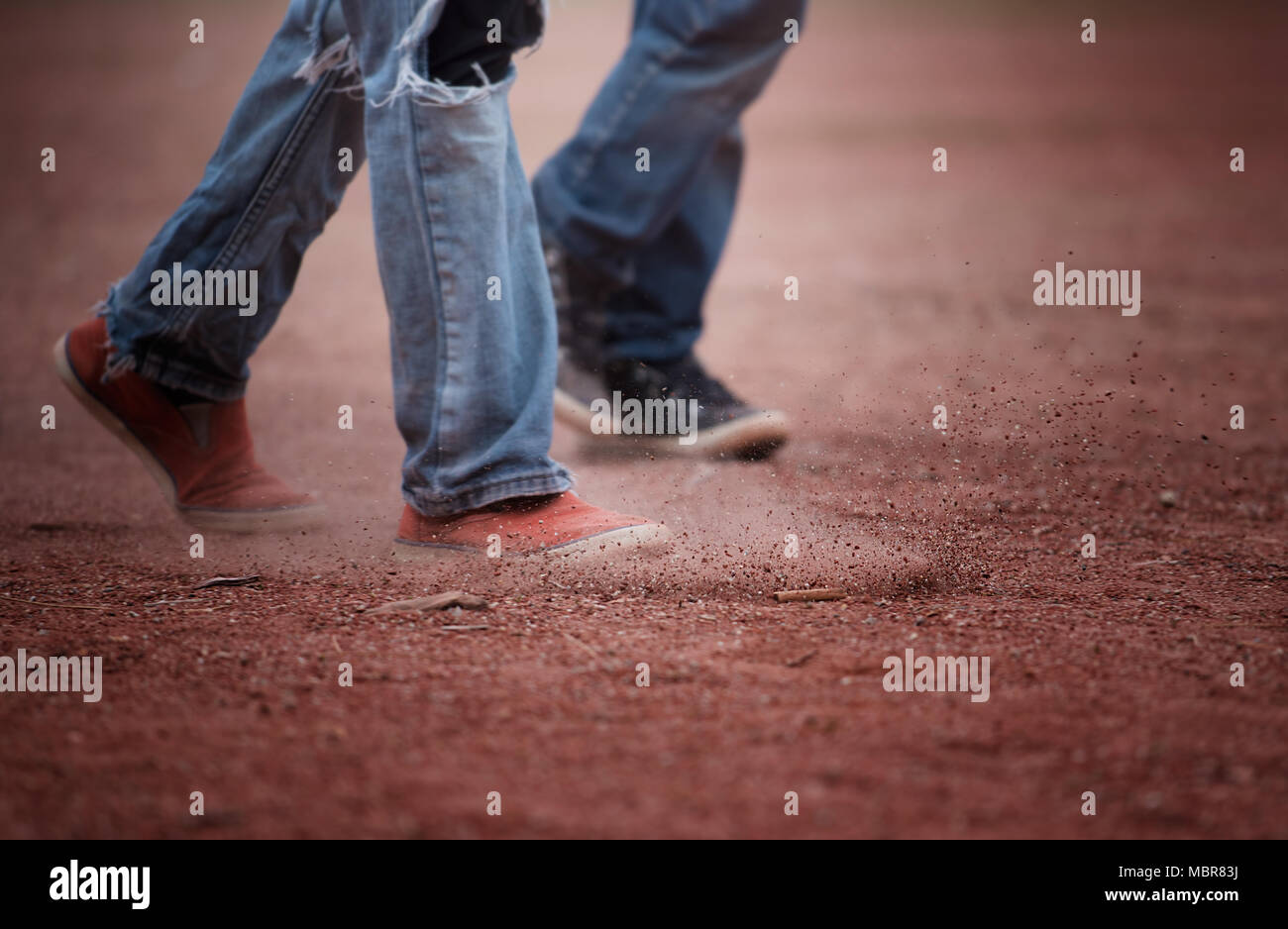 Amici passeggiate a piedi e in esecuzione Foto Stock