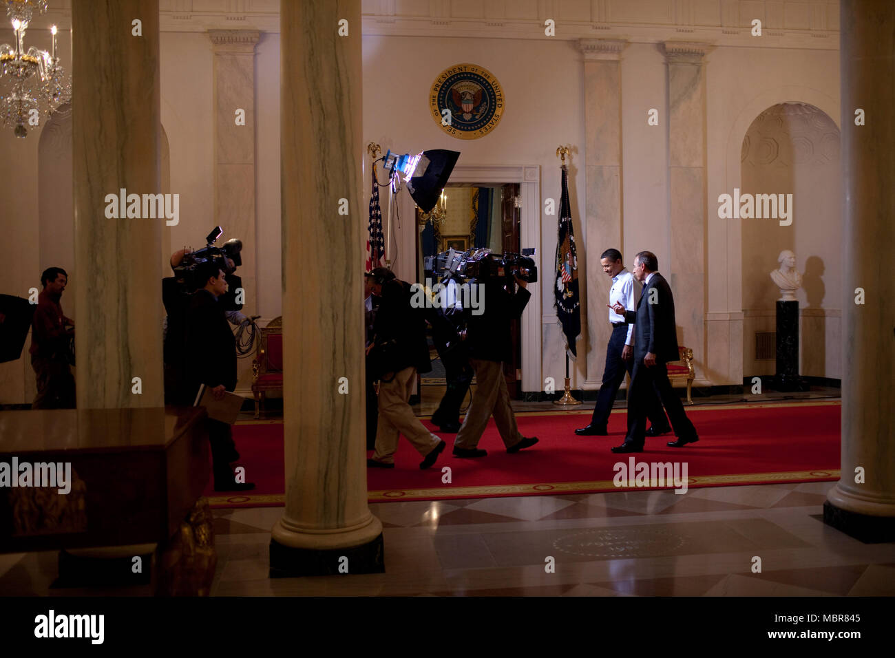 Il Presidente passeggiate con oggi Show host Matt Lauer sul pavimento dello stato della Casa Bianca del Super Bowl Domenica. Durante l'intervista, il presidente ha discusso il pacchetto Stimulus 2/1/09. Gazzetta White House Photo by Pete Souza Foto Stock