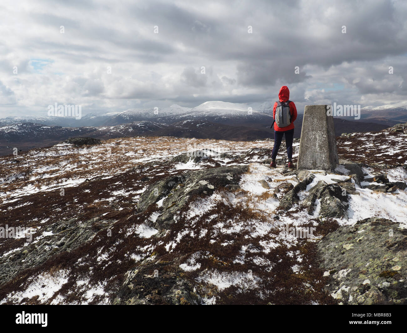 Trig punto sul vertice di Sgurr Marcasaidh, Scozia Foto Stock