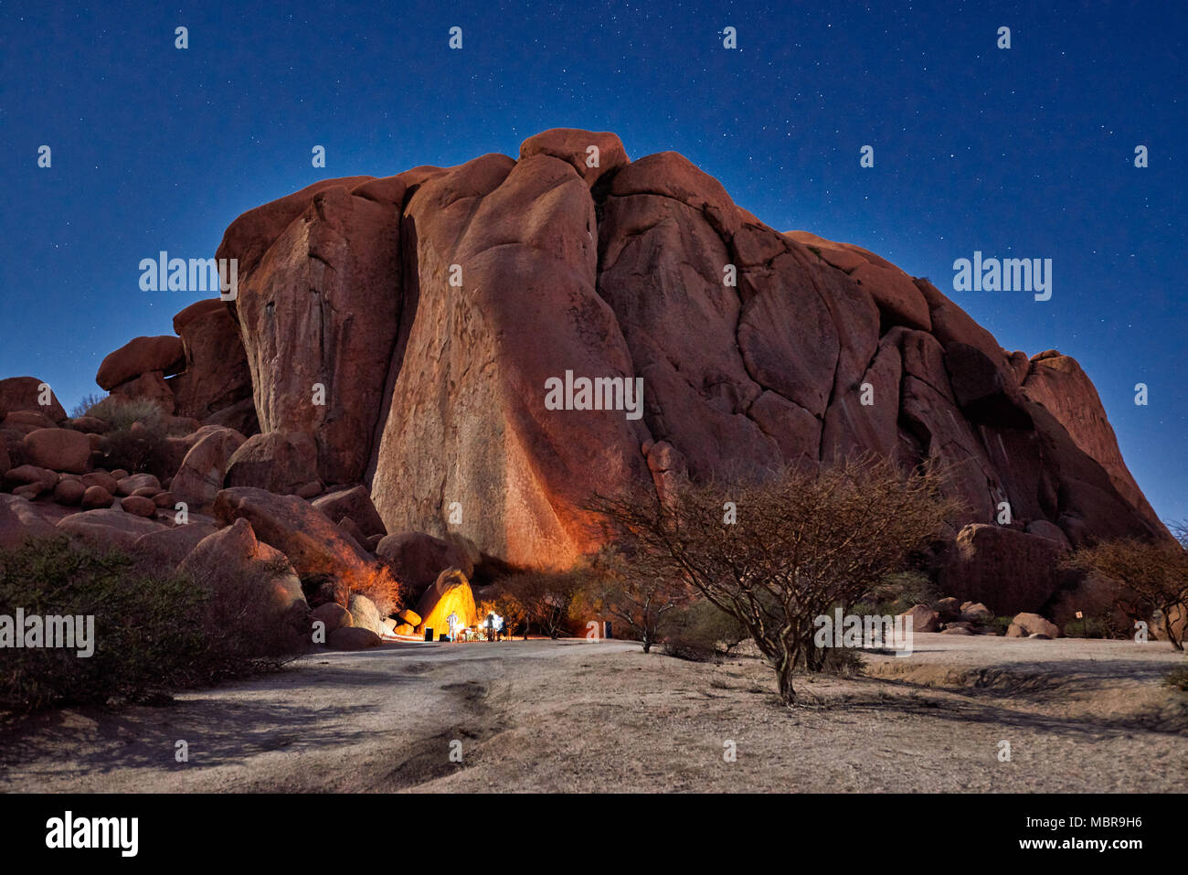 Night Shot sotto il chiaro di luna con stelle di Spitzkoppe Foto Stock