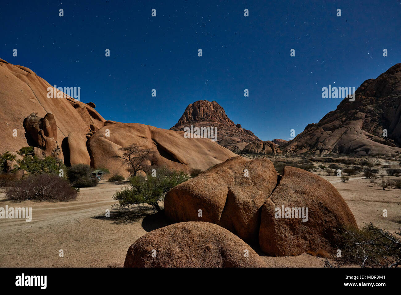 Night Shot sotto il chiaro di luna con stelle di Spitzkoppe Foto Stock