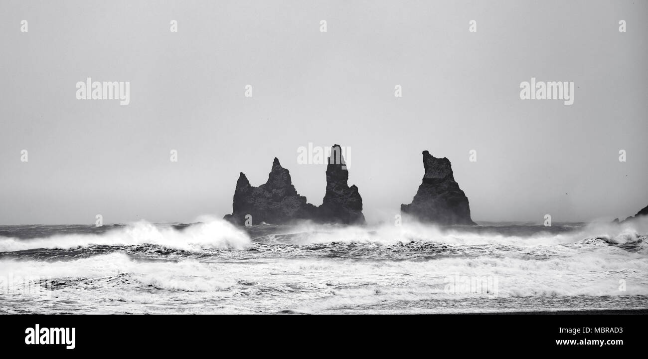 Rocce basaltiche Reynisdrangar vicino a Vík í Mýrdal, forte rigonfiamento, Sud Islanda, Southurland, Islanda Foto Stock