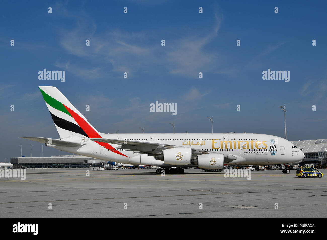 Emirates, Airbus A380-800, di rullaggio per la posizione di parcheggio del Terminal 1, Aeroporto di Monaco di Baviera, Baviera, Germania Foto Stock