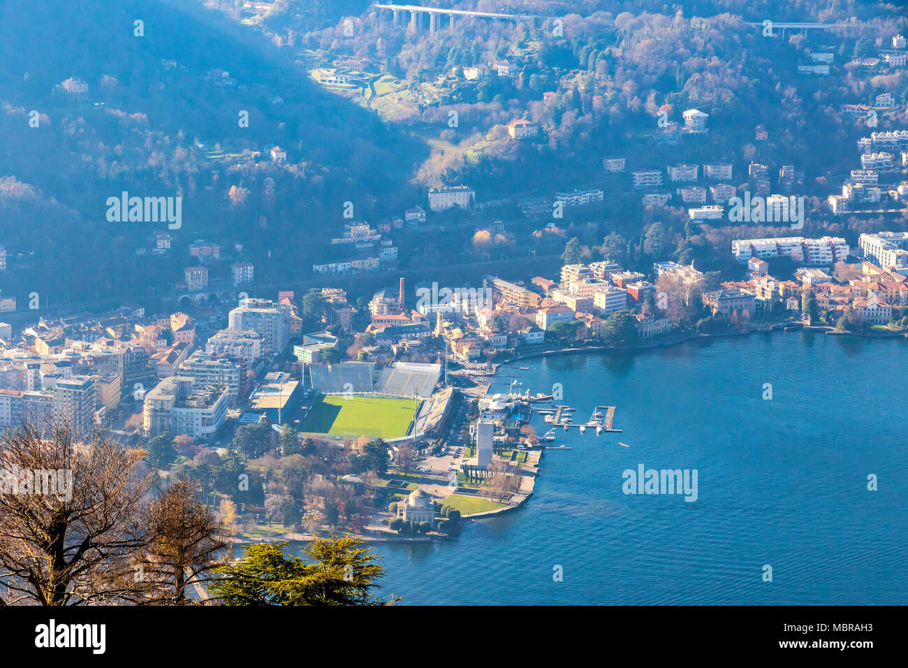 Antenna di paesaggio pittoresco colorata città di Como Il Lago di Como, Italia. Porto di Como su un primo piano. Vacanza europea, vivere lo stile di vita, tra Foto Stock