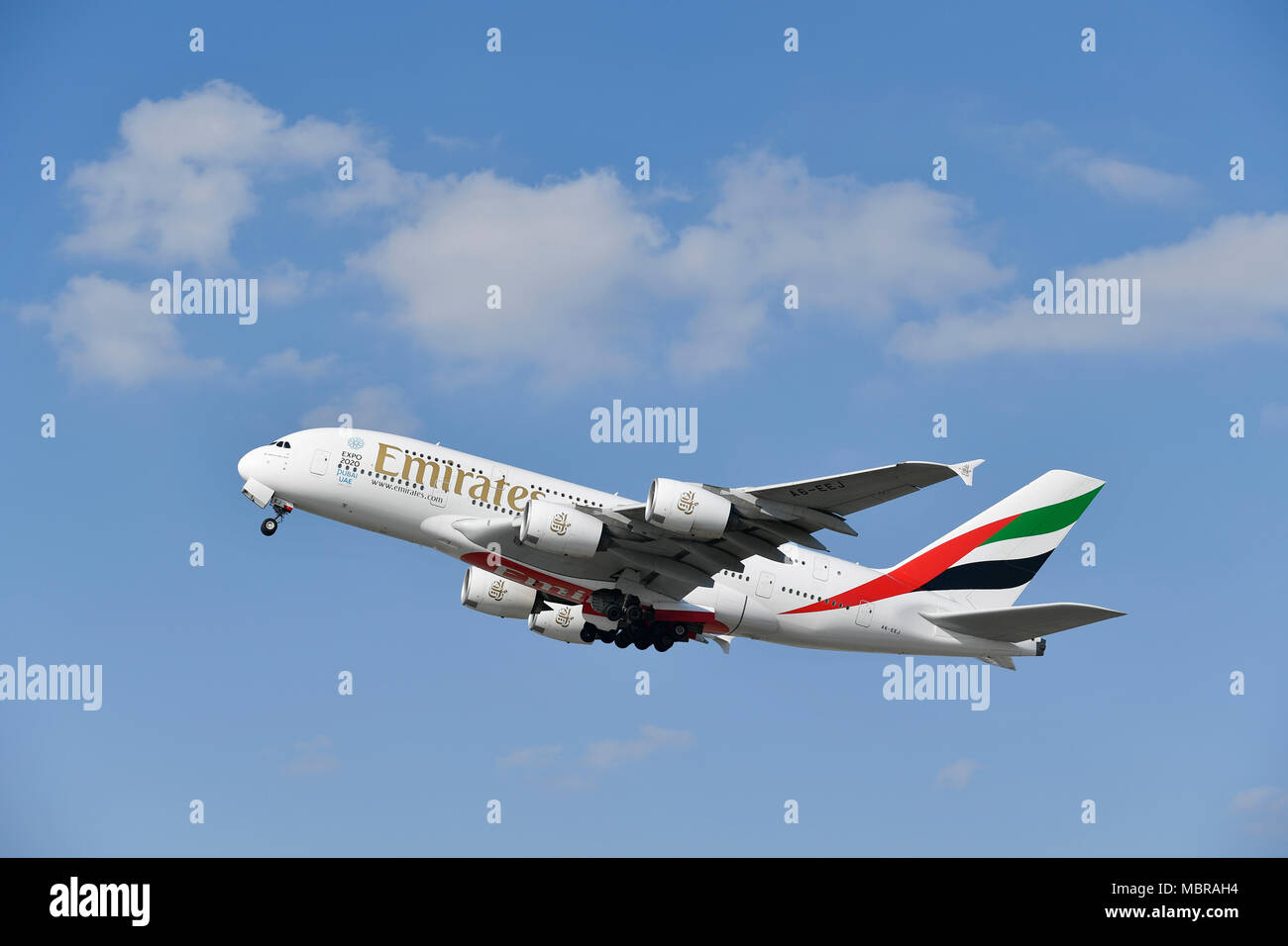 Emirates, Airbus A380-800, con carrelli di atterraggio esteso, Aeroporto di Monaco di Baviera, Baviera, Germania Foto Stock