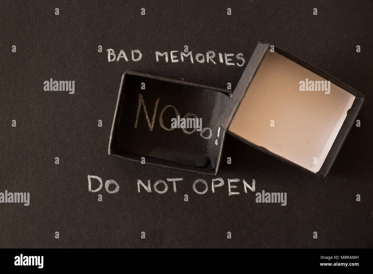 Piccola scatola aperta con scritte n. Foto Stock