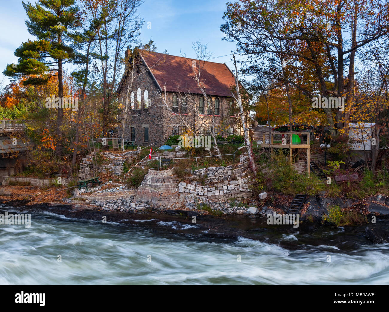Burgess Presbytarian Chiesa sulle rive del fiume di Luna in Bala, Muskoka, Ontario, Canada. Foto Stock