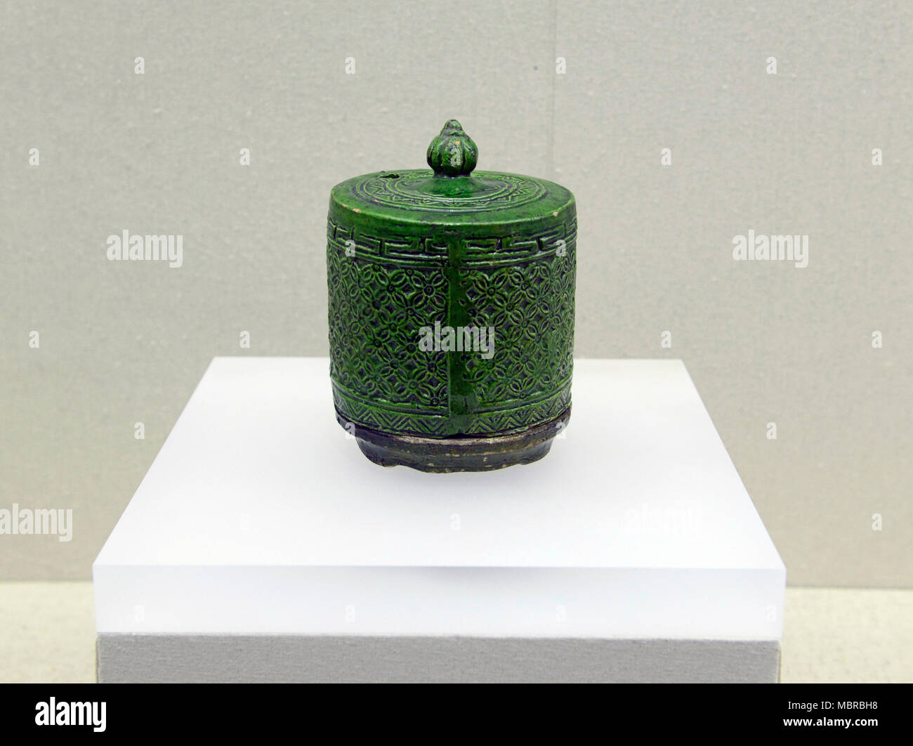 Pentola smaltata dalla dinastia Song sul display al tempio Dongyue a Pechino in Cina Foto Stock