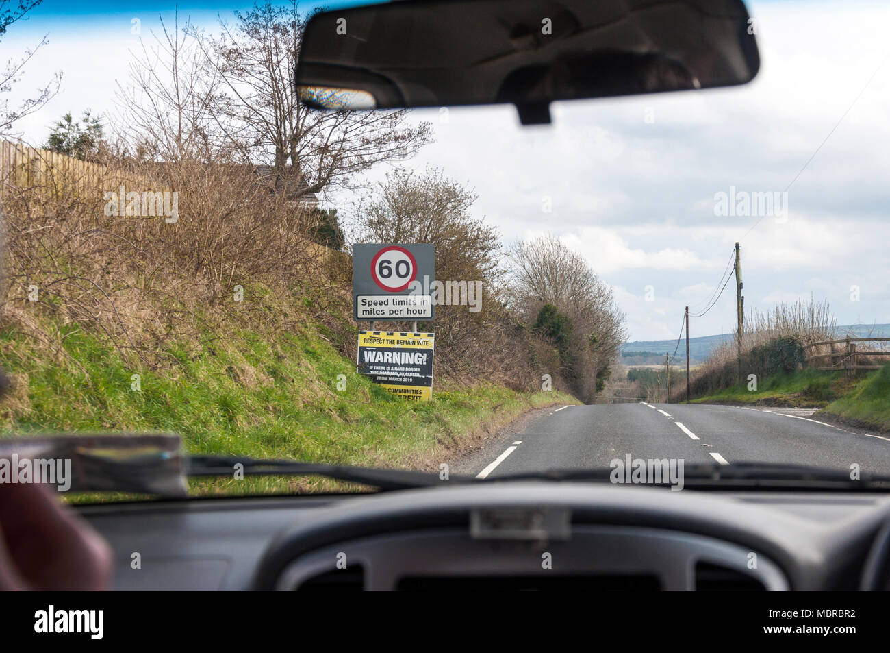Una vettura che attraversa la frontiera tra la Contea di Donegal, Irlanda e Irlanda del Nord vicino a Londonderry, Derry City Foto Stock
