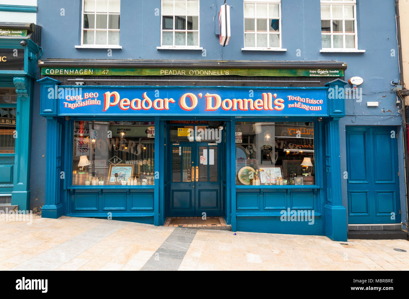 Peadar O'Donnell's Bar pub facciata e orologio, William street, Derry City, Londonderry, Irlanda del Nord, Regno Unito Foto Stock
