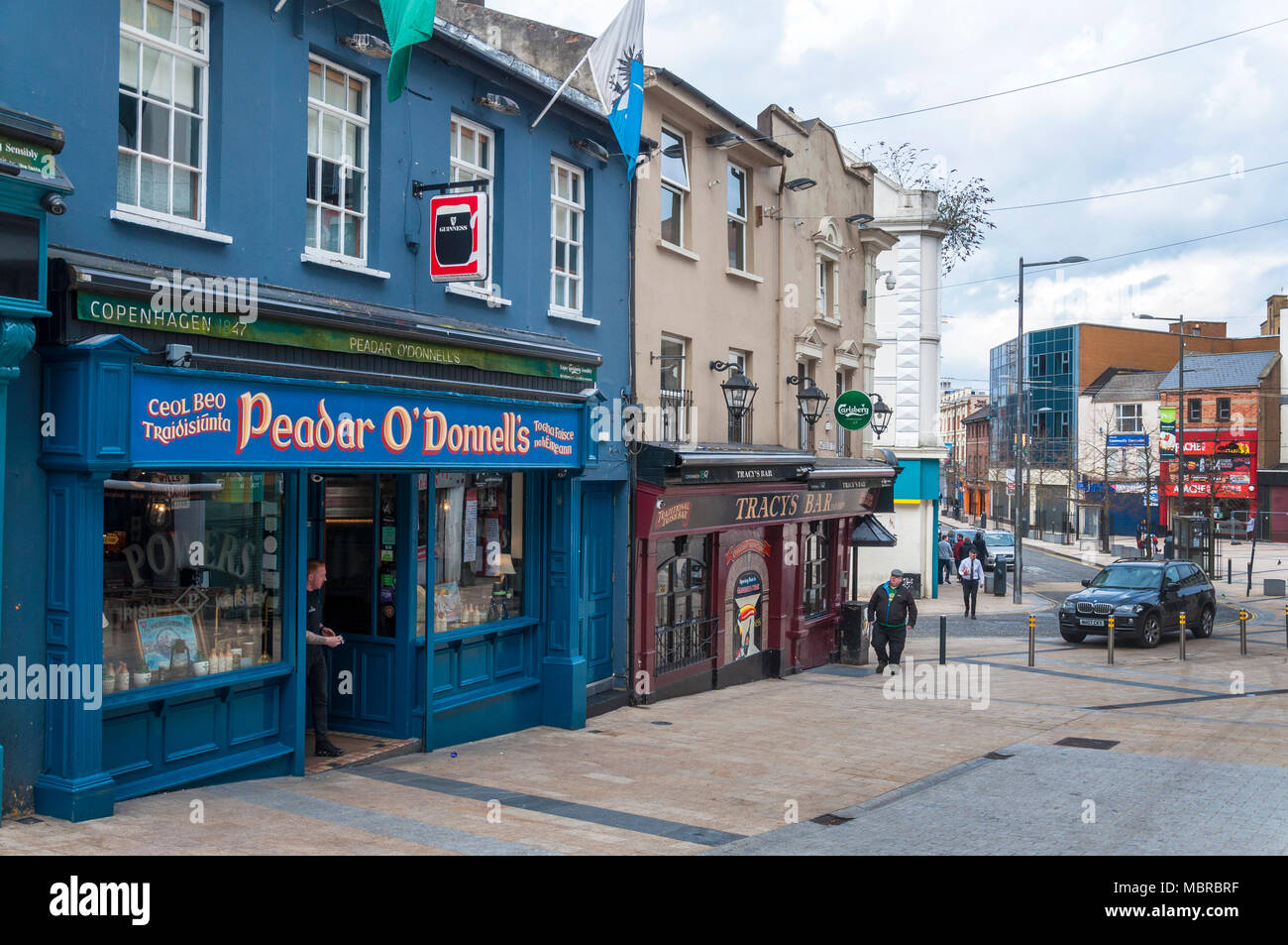 Peadar O'Donnell's Bar pub facciata e Tracy's, Derry City, Londonderry, Irlanda del Nord, Regno Unito Foto Stock