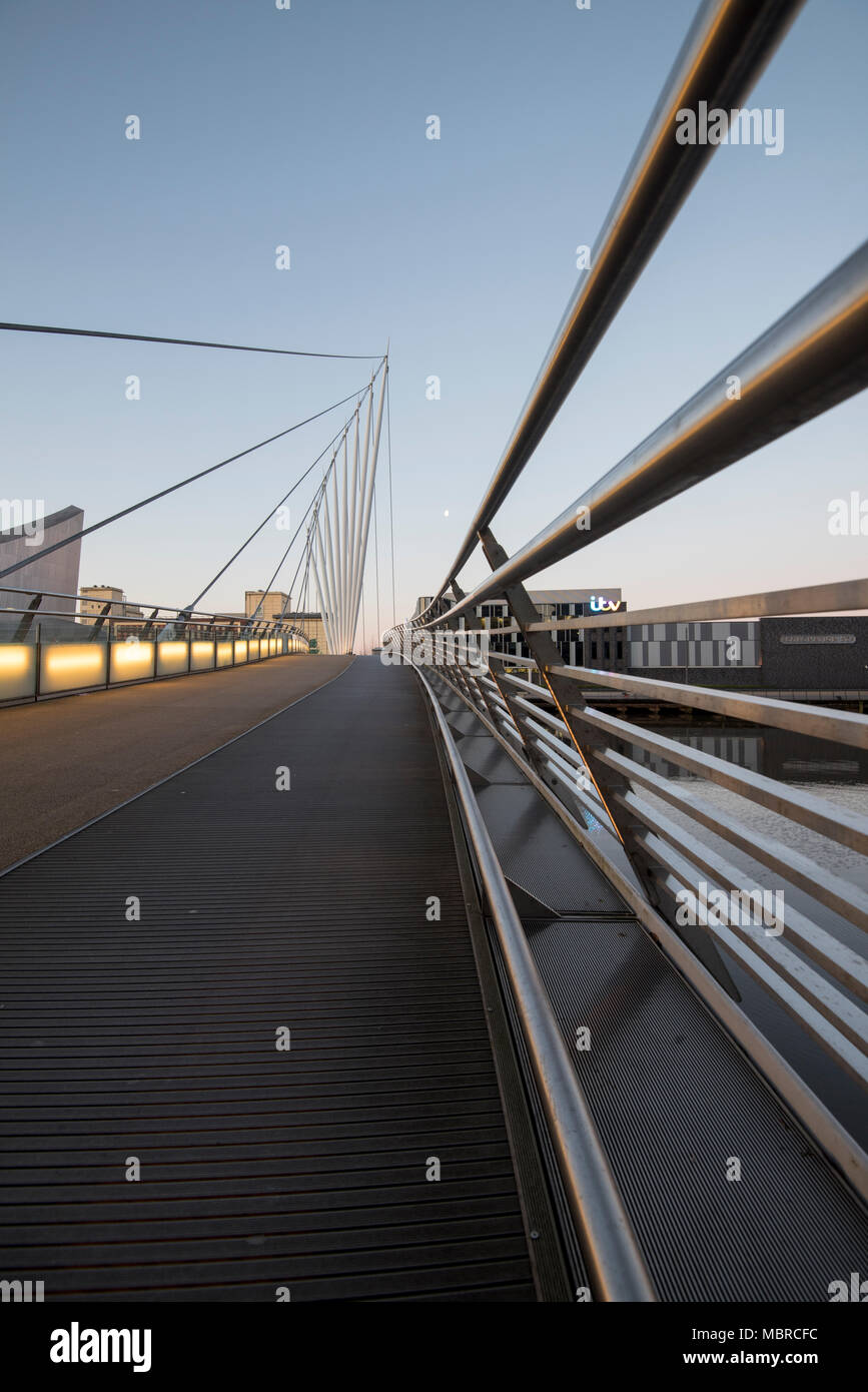 Sunrise su un ponte a Salford Quays, Greater Manchester Inghilterra England Regno Unito Foto Stock