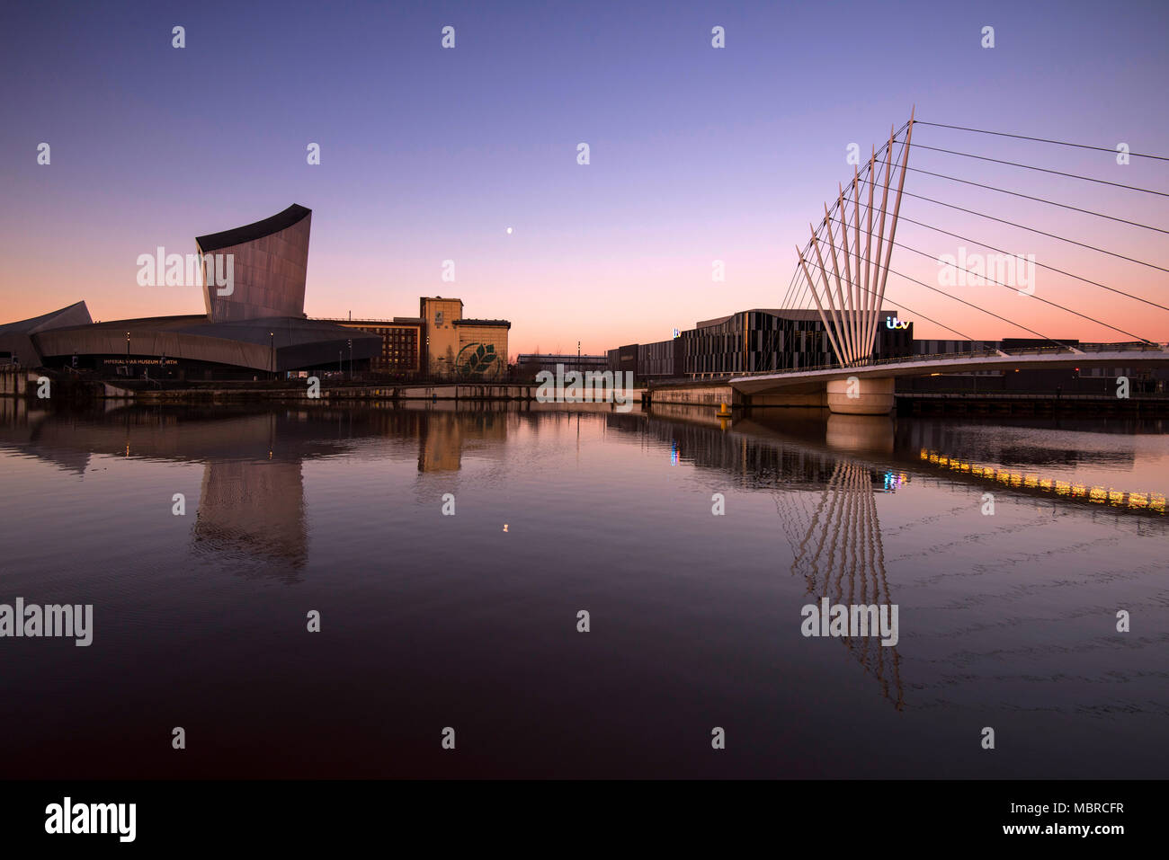 Sunrise riflessioni a Salford Quays, Greater Manchester Inghilterra England Regno Unito Foto Stock