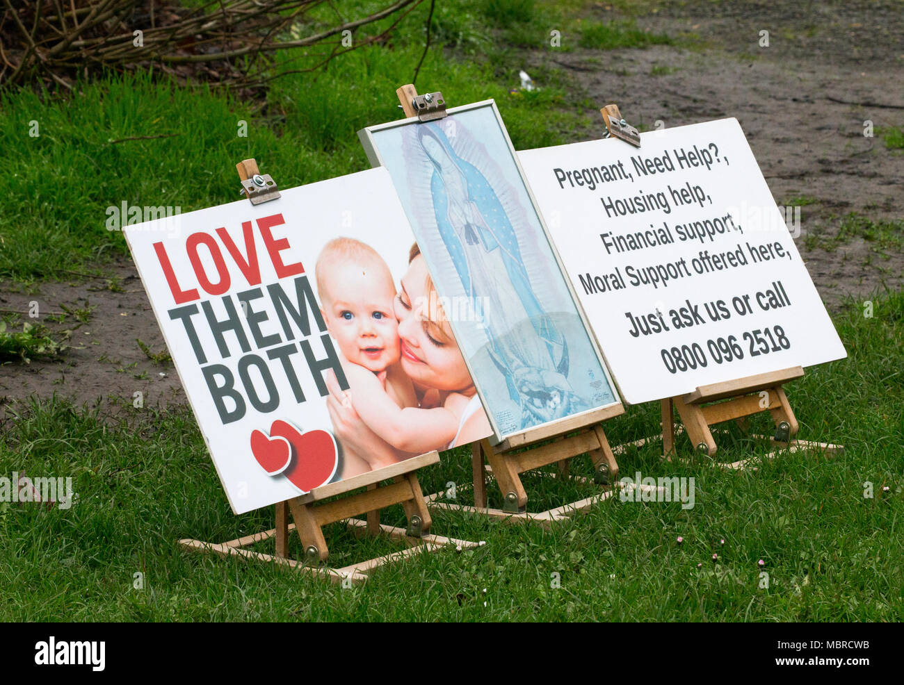 Ealing voti in seno al Consiglio per il Regno Unito il primo 'Safe zona' intorno di Marie Stopes aborto clinic Pro-scelta e anti-aborto gruppi hanno dimostrato al di fuori. Foto Stock