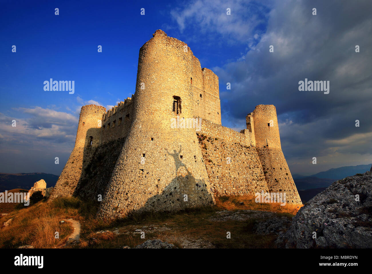 Rocca Calascio , fortezza vecchia nella regione Abruzzo Italia. Qui è dove il film 'LadyHawk' è stato girato. L'Aquila district, Italia Foto Stock