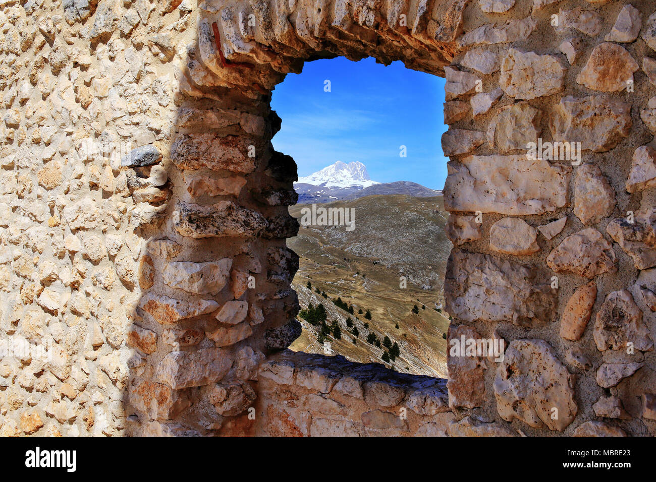 Gran Sasso vista dalla Rocca Calascio castello finestra, L'Aquila district, Abruzzo, Italia Foto Stock