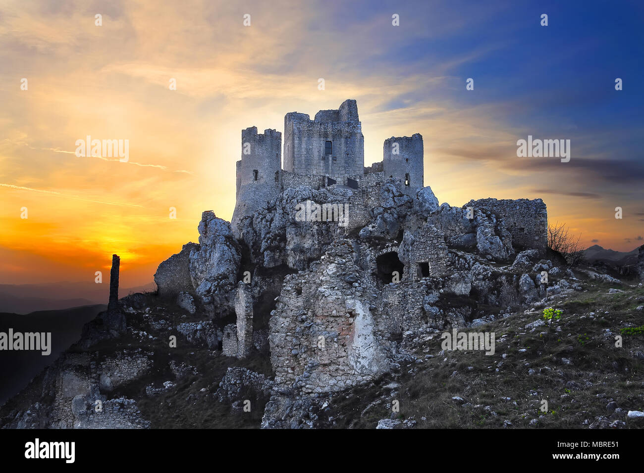 Rocca Calascio al tramonto, Calascio village, L'Aquila district, Abruzzo, Italia Foto Stock