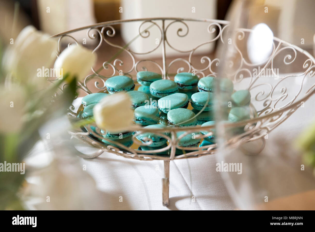 Primo piano di un buffet di nozze, tiffany macarones verde su un vintage riser metallici Foto Stock