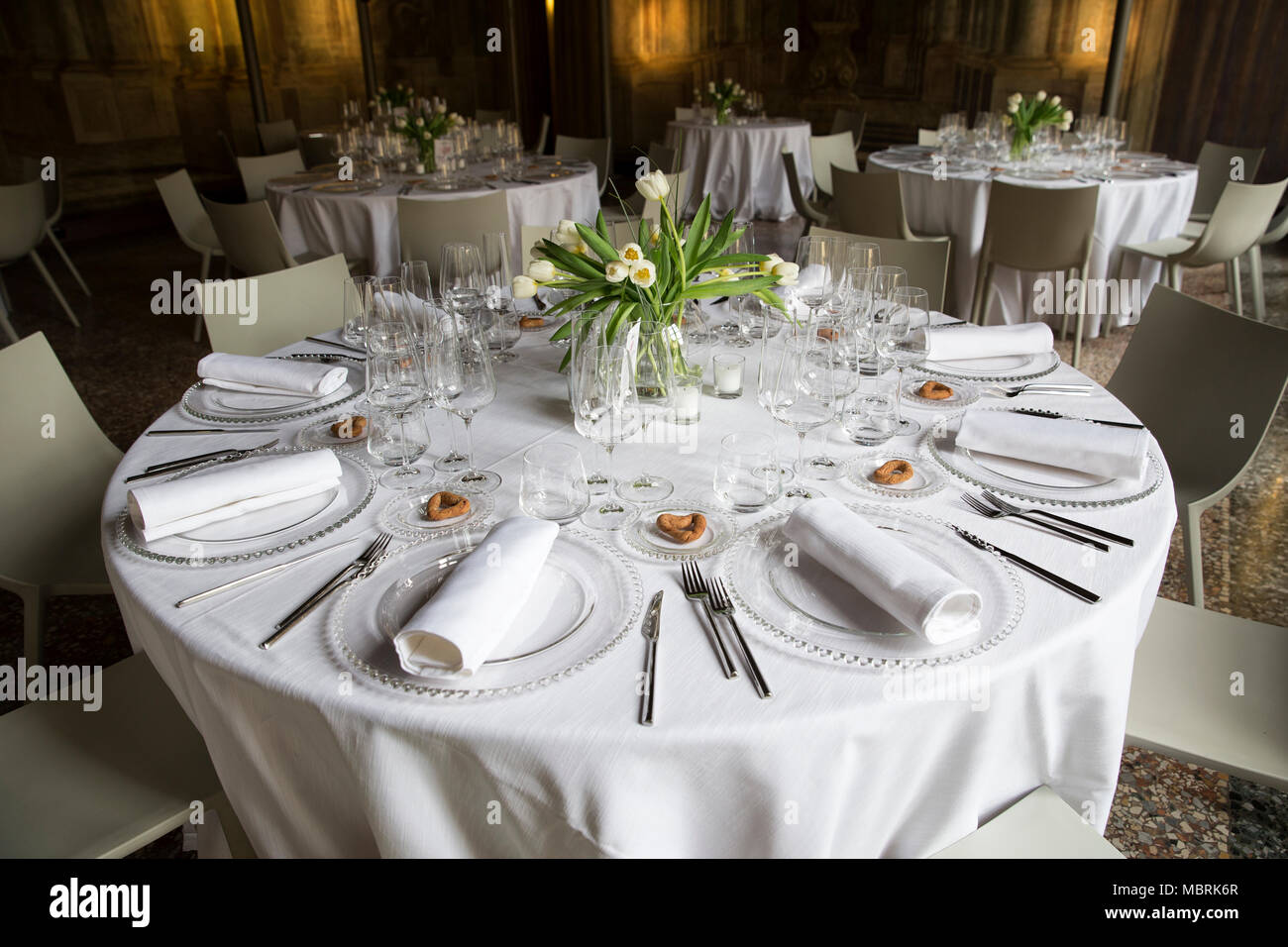 Tabella di nozze con impostazione atulips vasi e posti a sedere per gli ospiti con pane stick forma di cuore. Foto Stock