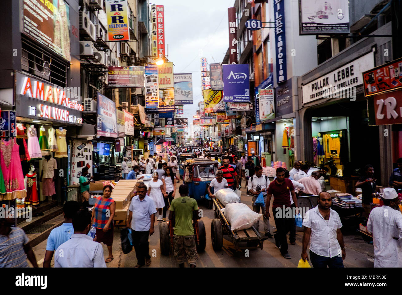 Colombo, Sri Lanka - Novembre 20, 2015: vivace strade di Pettah. Foto Stock