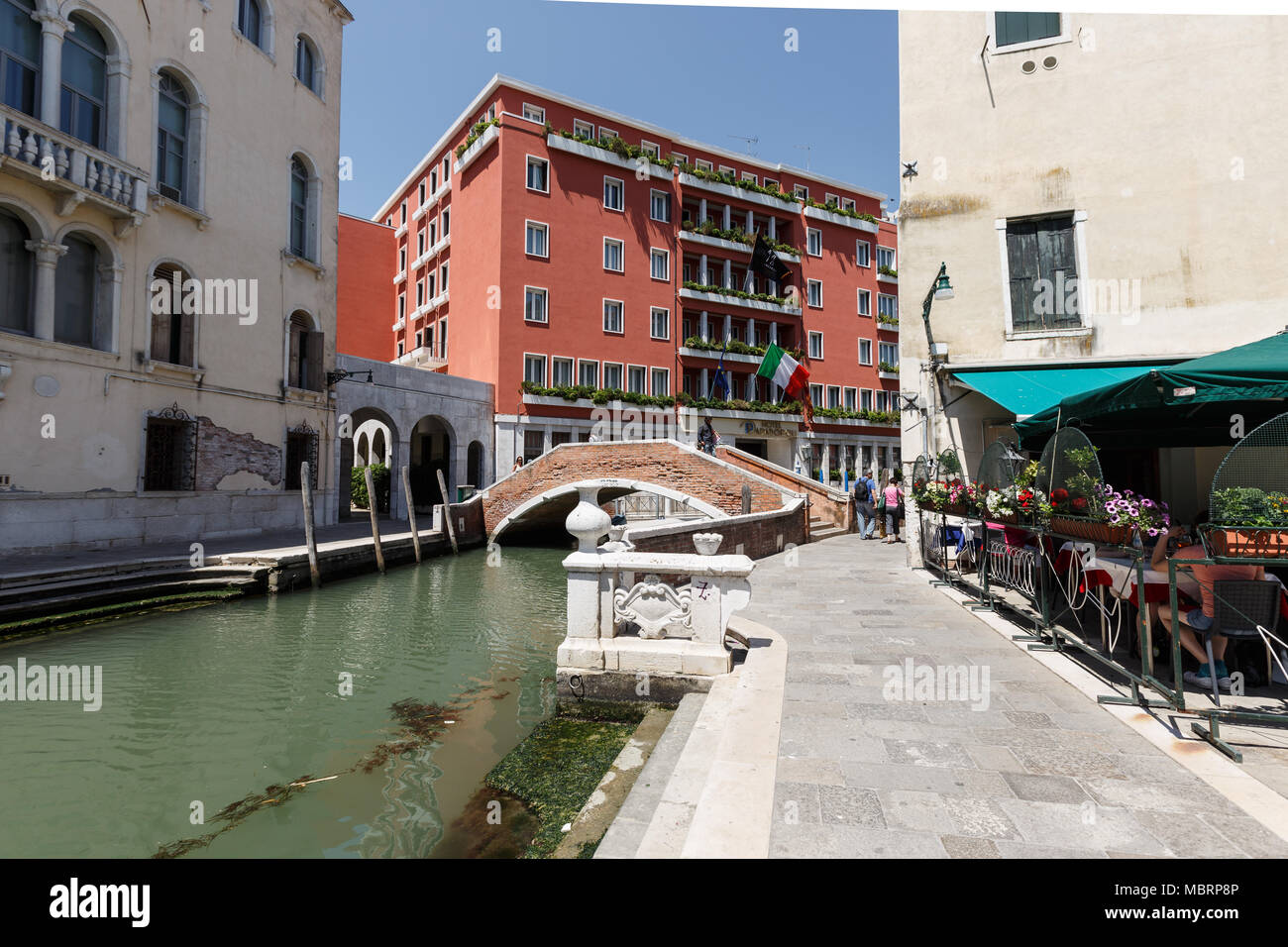 Veiw del tipico bridge, caffetteria e 4 stars Hotel Papadopoli Venezia Foto Stock