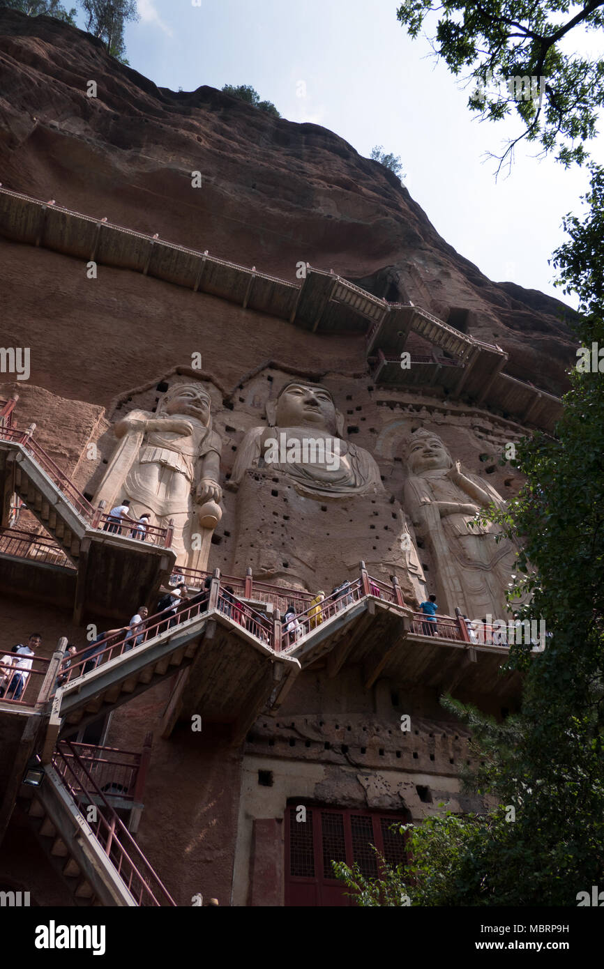Grotte di Maijishan vicino a Tianshui, provincia di Gansu, Cina, Asia. Sito, grotte e caverne con il Buddha gigante e statue buddiste. Arte Cinese, un punto di riferimento Foto Stock