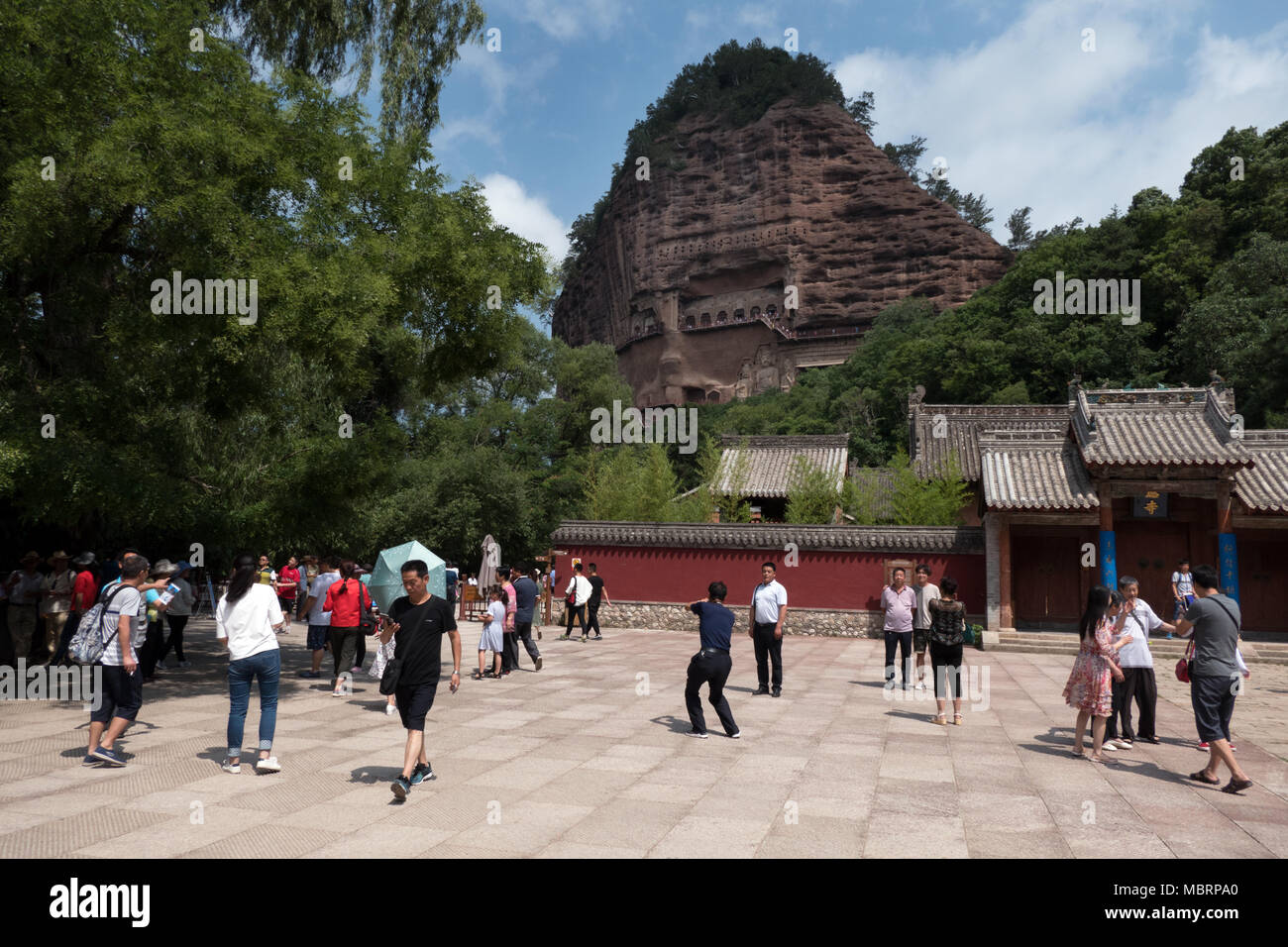 Cittadini e turisti a Maijishan grotte vicino a Tianshui, provincia di Gansu, Cina, Asia. Sito, grotte e caverne con il Buddha gigante e statue buddiste Foto Stock