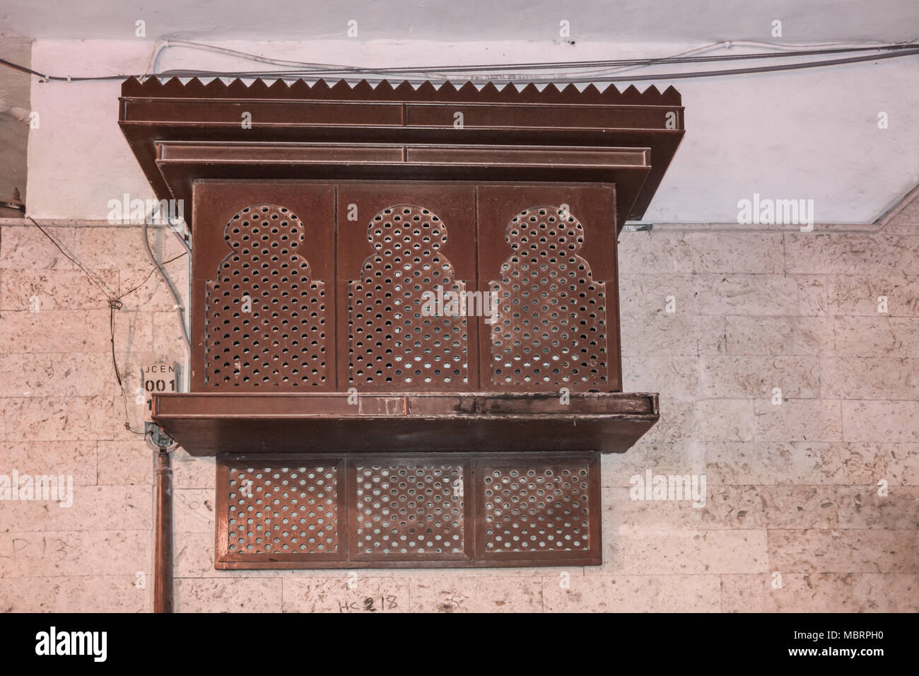 Progettato vecchie finestre in legno nel villaggio storico di jeddah, Arabia Saudita Foto Stock