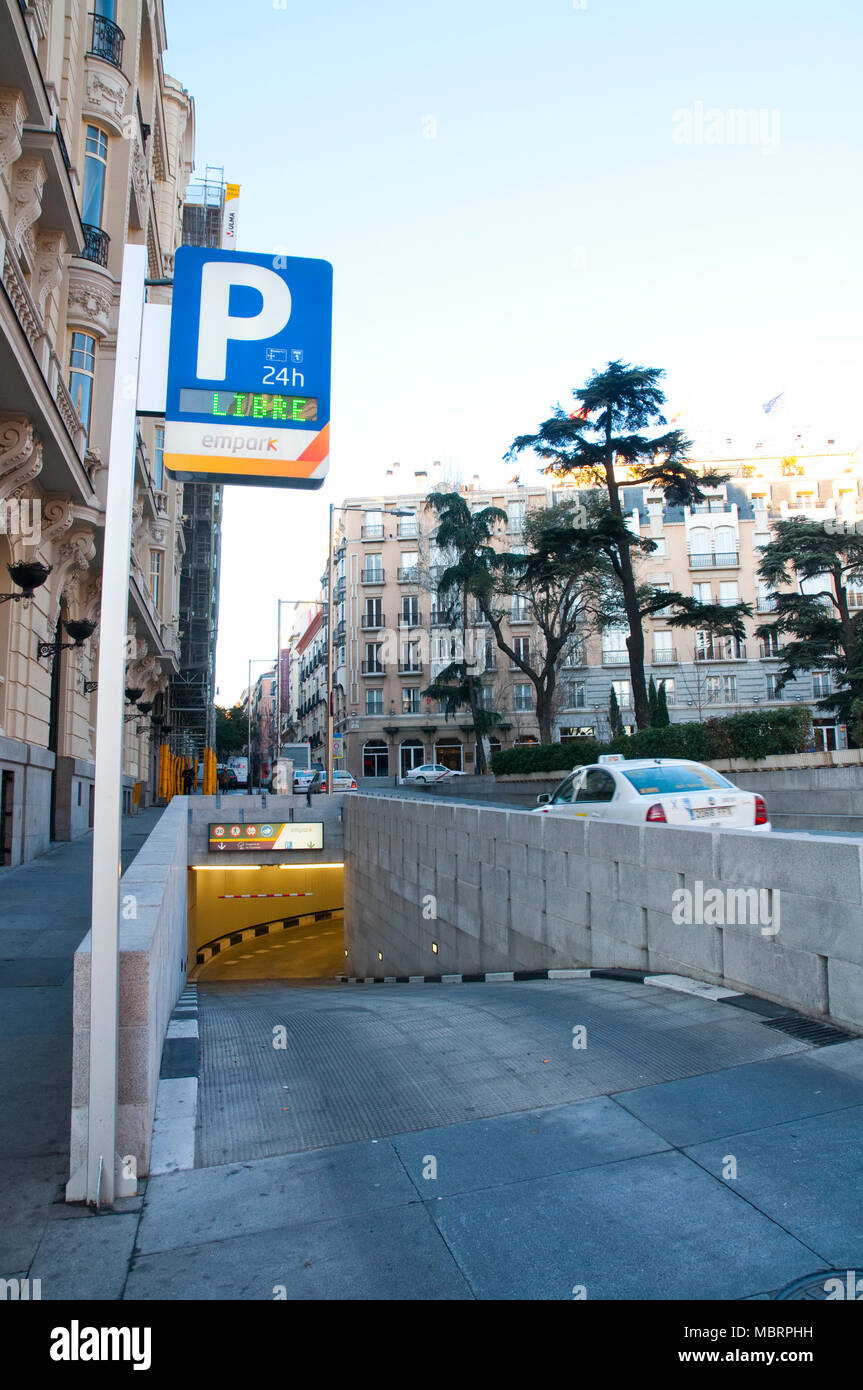 Parcheggio sotterraneo. Las Cortes Square, Madrid, Spagna. Foto Stock
