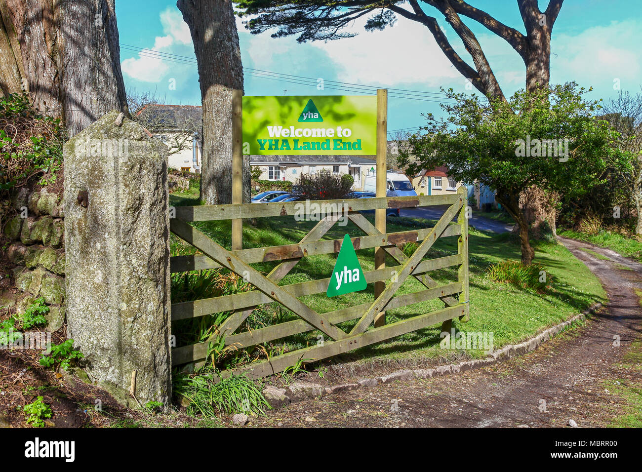 Un segno all'ingresso sincronizzato a Lands End Ostello della gioventù dicendo "Benvenuto a YHA Land fine", San Giusto, Cornwall, South West England, Regno Unito Foto Stock