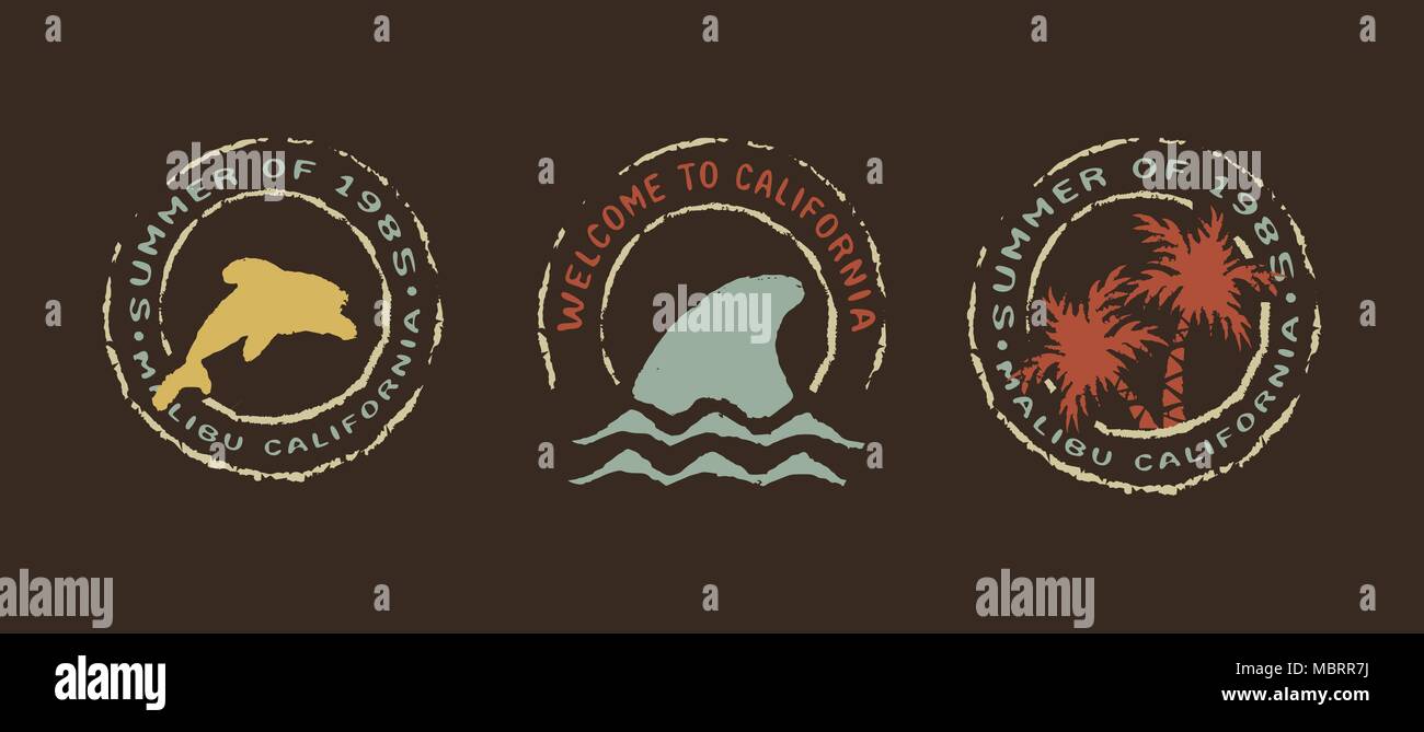 Vintage California estate etichetta impostata in grunge stile retrò. Surf raccolta di francobolli con Dolphin, Shark e palme. EPS10 vettore. Illustrazione Vettoriale