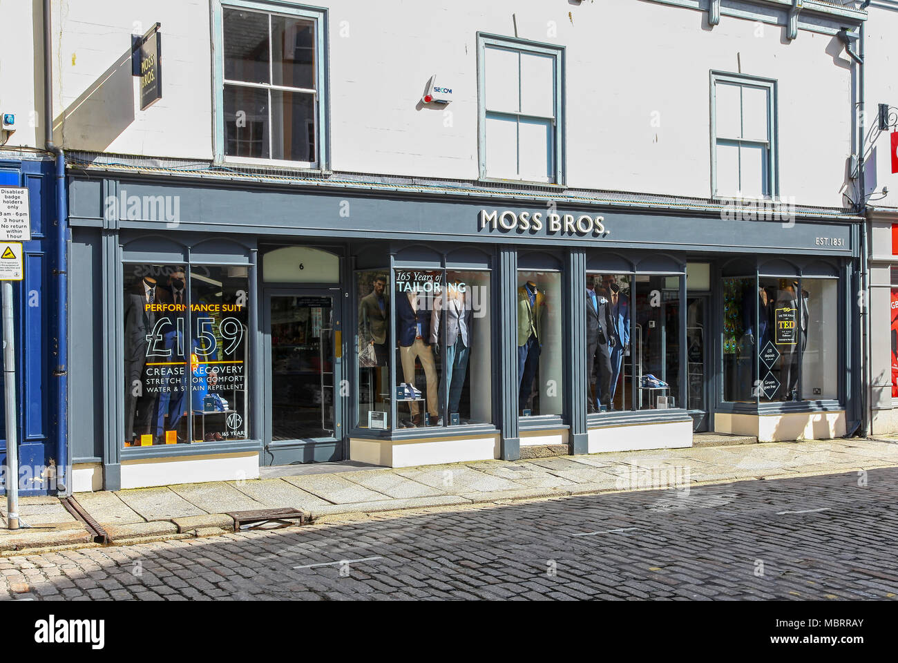 La Moss Bros abbigliamento e tuta del negozio di noleggio in Truro, Cornwall, South West England, Regno Unito Foto Stock