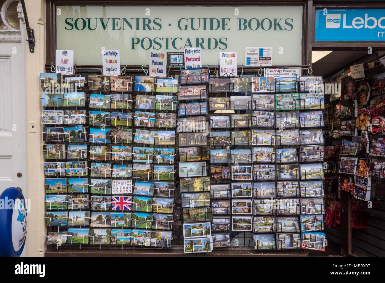 Shop facciata con display di cartoline in vendita. Cambridge Inghilterra REGNO UNITO Foto Stock
