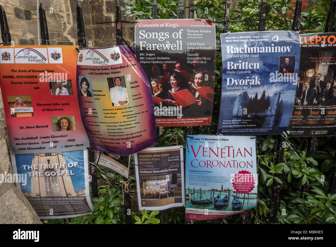 Manifesti promozionali pubblicità concerti di musica classica e colloqui. I poster sono attaccate alle ringhiere nella città universitaria di Cambridge, Inghilterra England Regno Unito. Foto Stock