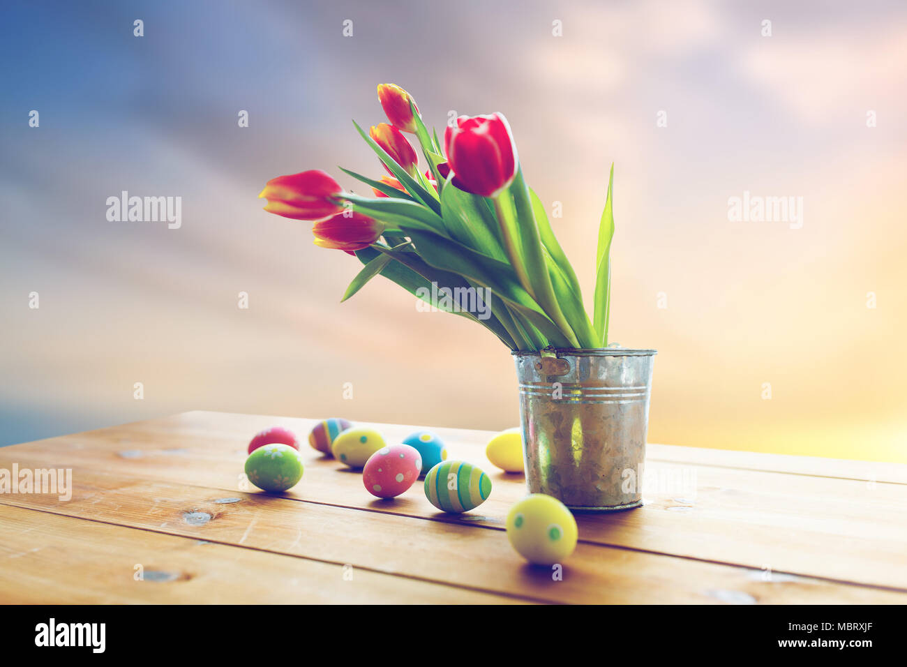 Uova di Pasqua e fiori nella benna Foto Stock